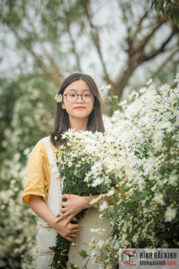 Nữ sinh Việt Nam 2k8 đeo kính mang vẻ đẹp hồn nhiên và tự tin