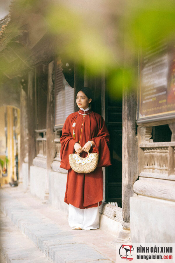 Thiếu nữ xinh đẹp trong tà áo dài truyền thống Việt Nam