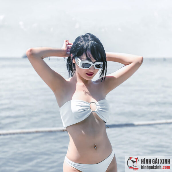 Quỳnh Hương trong bộ bikini chấm bi đầy quyến rũ