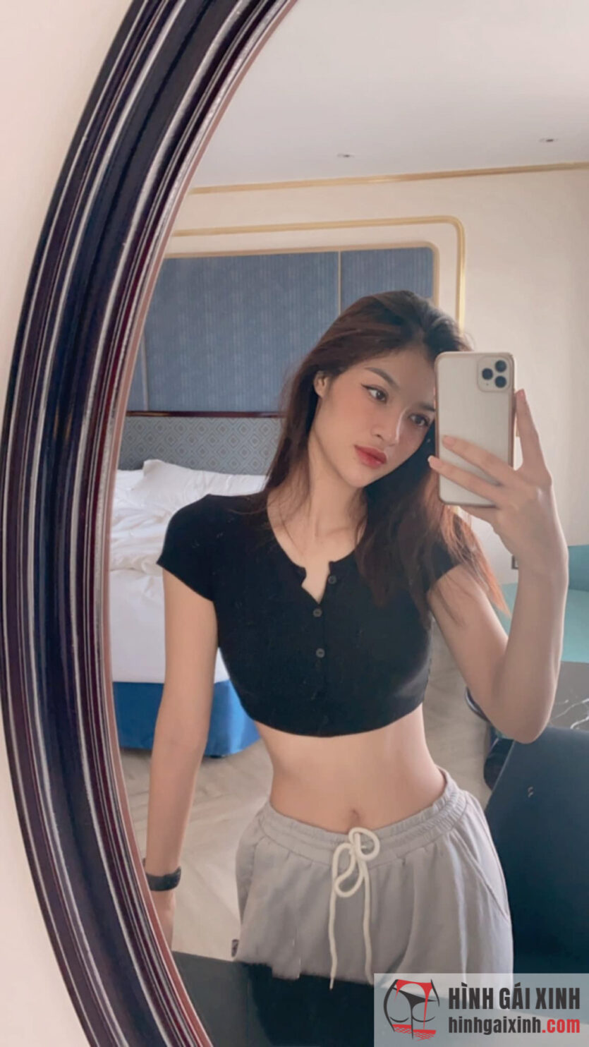 Người đẹp Á hậu Kiều Loan selfie khoe vòng eo con kiến