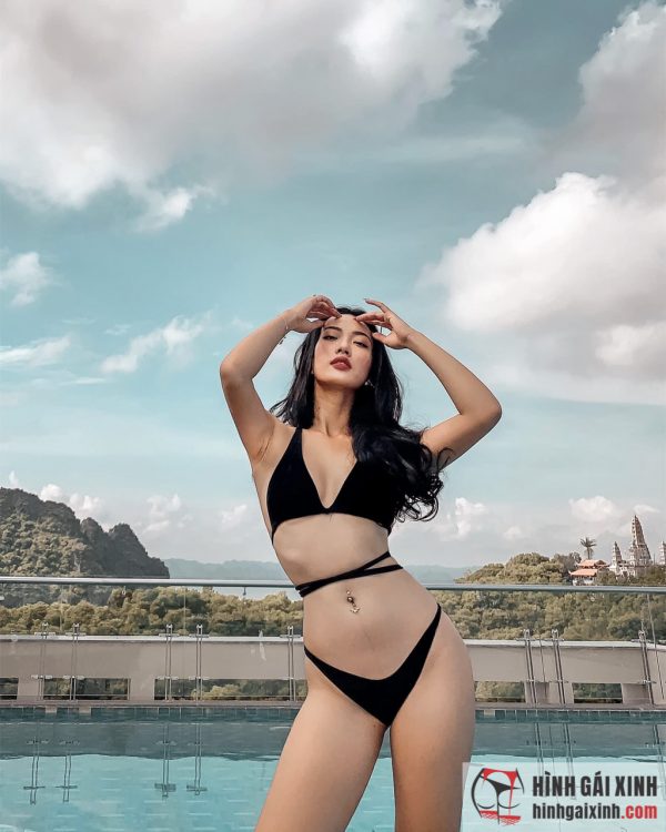 Người đẹp Mặc Bikini Xanh Nằm Cạnh Bể Bơi Trong Ngày Hè Mát Mẻ Ảnh Nền Và Hình ảnh Để Tải Về Miễn Phí Pngtree