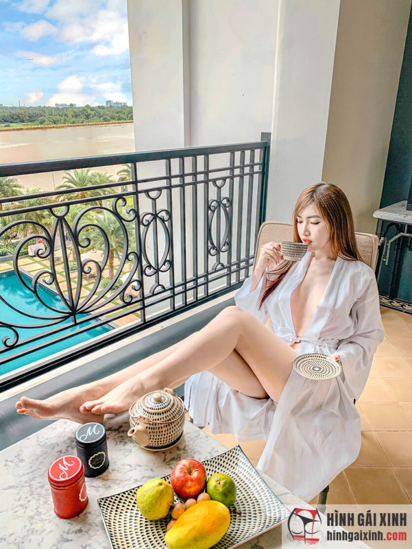 Hot girl Đồng Thảo My sinh khoe đôi chân dài quyến rũ, vòng 1 gợi cảm trong bộ đồ ngủ mong manh