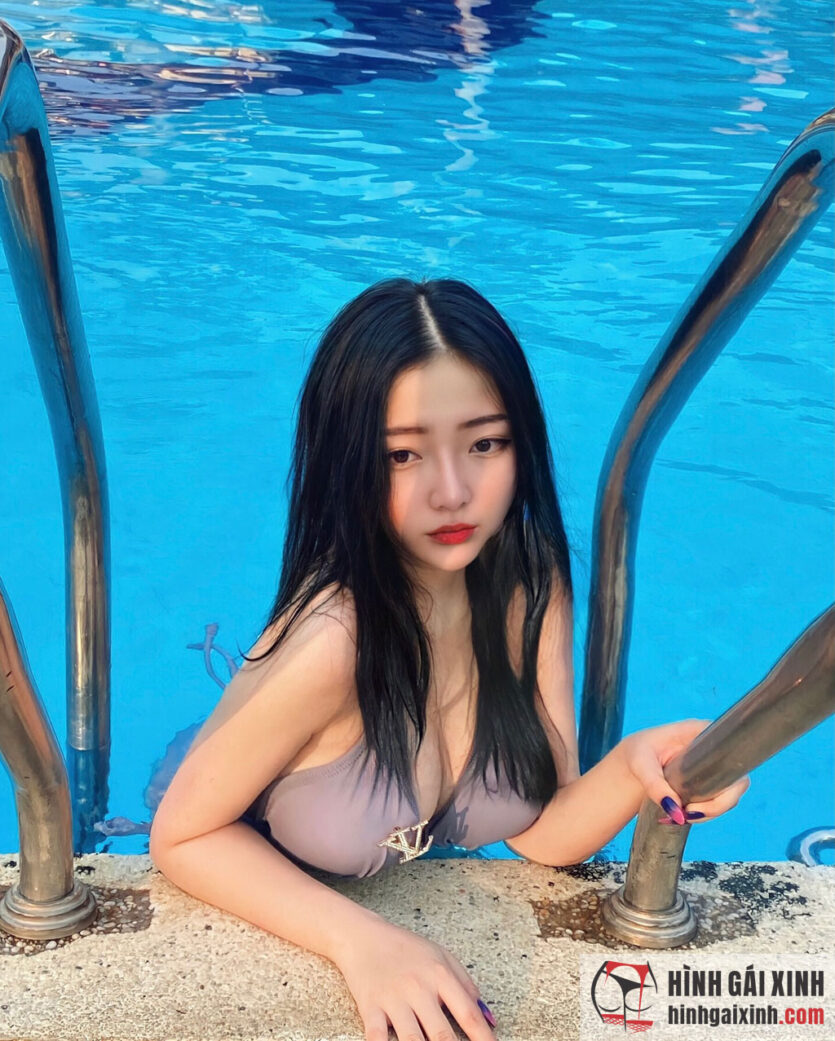 Nguyễn Hoàng Linh Chi khoe ngực khủng với bộ áo tắm mát mẻ bên hồ bơi