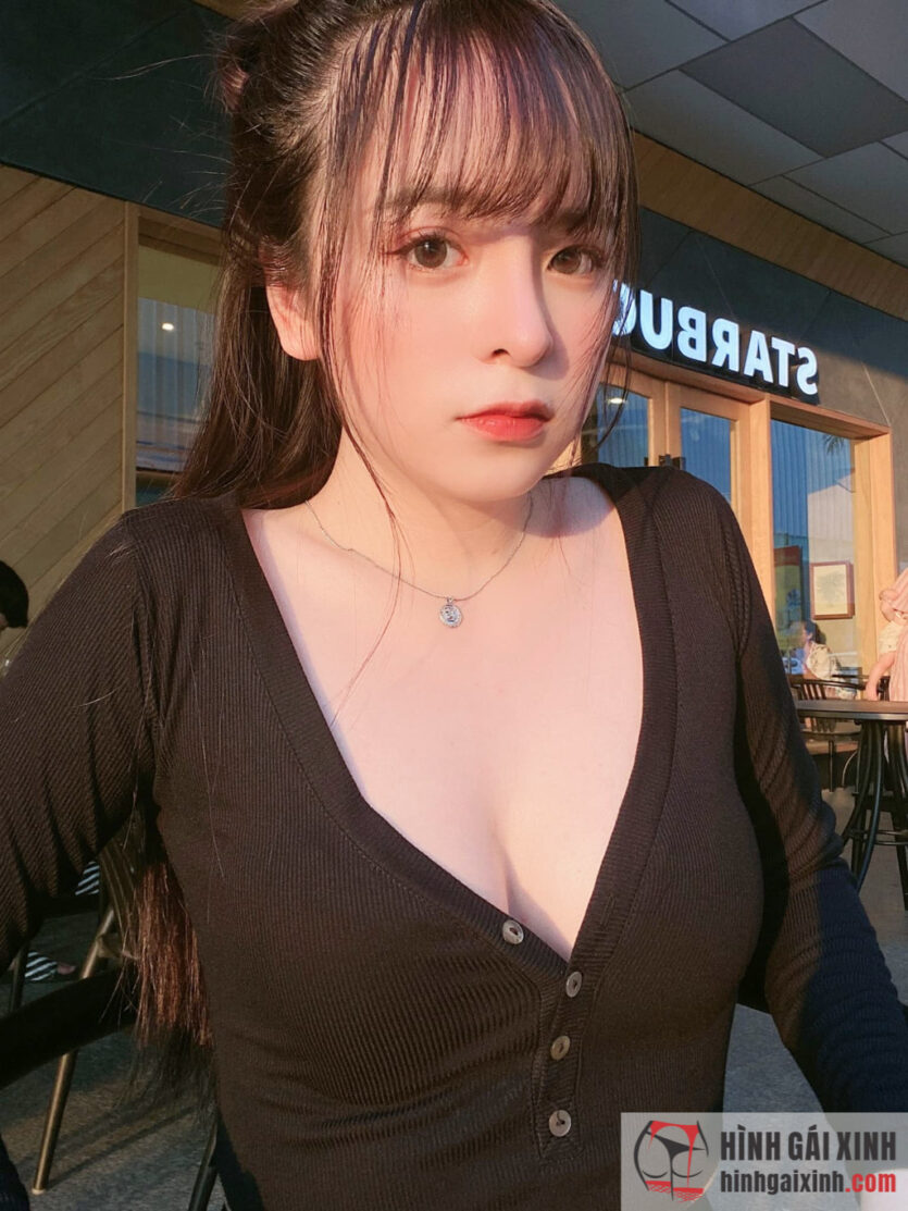 Hot girl Chu Thị Khánh Vân mặt học sinh ngực phụ huynh