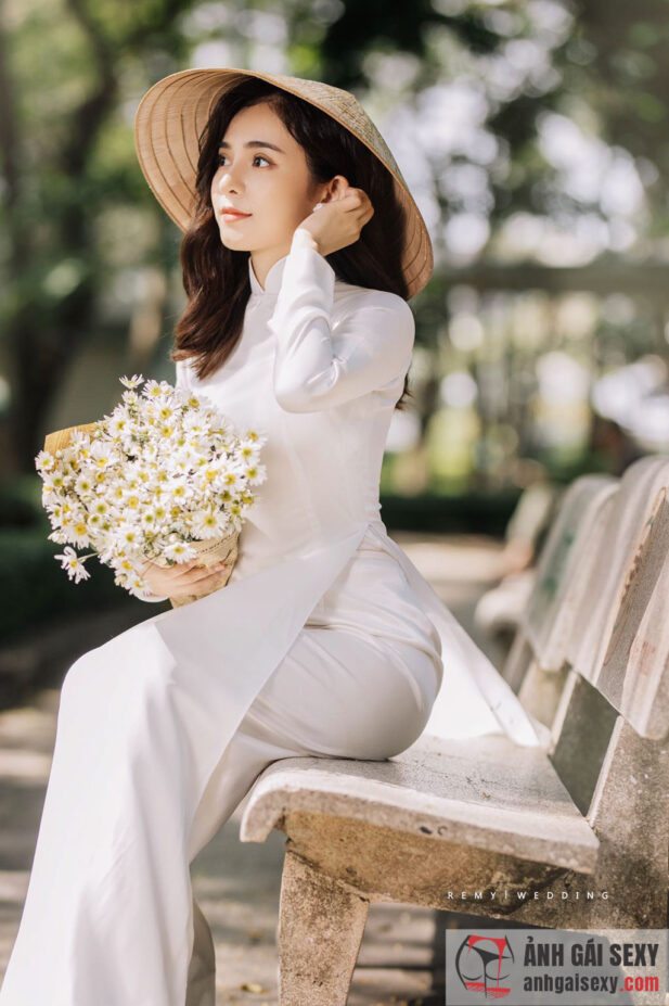 Hình ảnh MC Lê Kim Quý (Kiwi) duyên dáng trong tà áo dài trắng