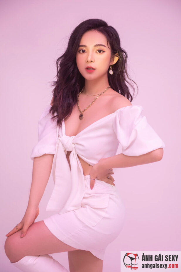Hình ảnh MC Lê Kim Quý (Kiwi) duyên dáng trong tà áo dài trắng